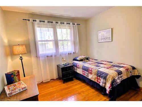 6 Barrett Avenue, Cambridge, ON - Indoor Photo Showing Bedroom