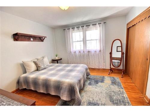 6 Barrett Avenue, Cambridge, ON - Indoor Photo Showing Bedroom