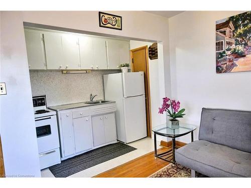 6 Barrett Avenue, Cambridge, ON - Indoor Photo Showing Kitchen