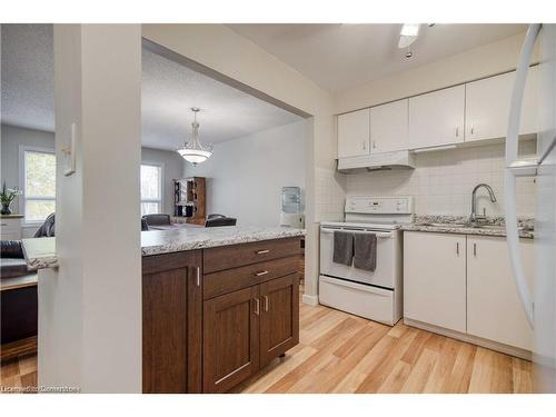 211-30 Hugo Crescent, Kitchener, ON - Indoor Photo Showing Kitchen