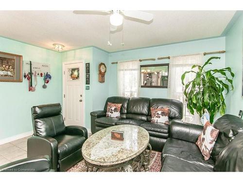 137 Wake Robin Drive, Kitchener, ON - Indoor Photo Showing Living Room