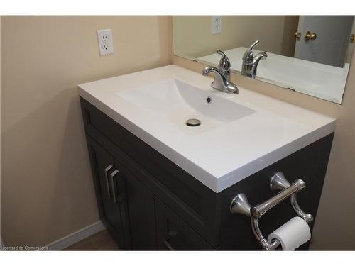 764 Karlsfeld Road, Waterloo, ON - Indoor Photo Showing Bathroom