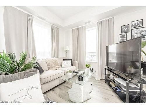 215-247 Northfield Drive E, Waterloo, ON - Indoor Photo Showing Living Room