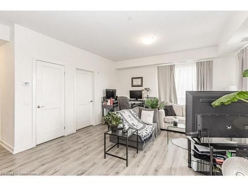 215-247 Northfield Drive E, Waterloo, ON - Indoor Photo Showing Living Room