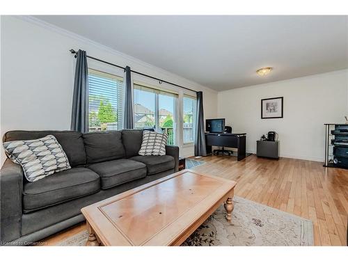 18 Porter Drive, Guelph, ON - Indoor Photo Showing Living Room