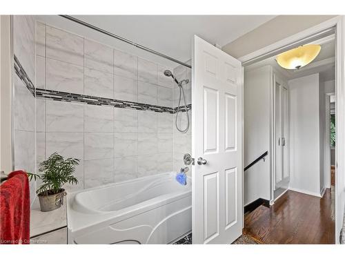 50 Rouse Avenue, Cambridge, ON - Indoor Photo Showing Bathroom