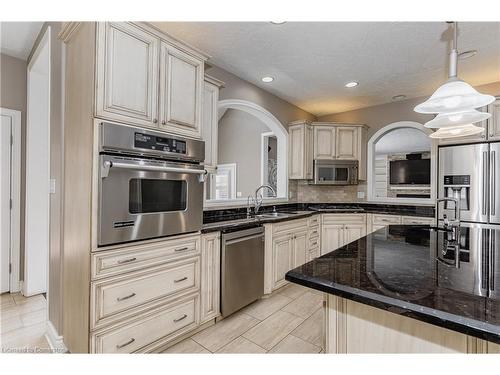 290 Woodridge Drive, Mannheim, ON - Indoor Photo Showing Kitchen With Upgraded Kitchen