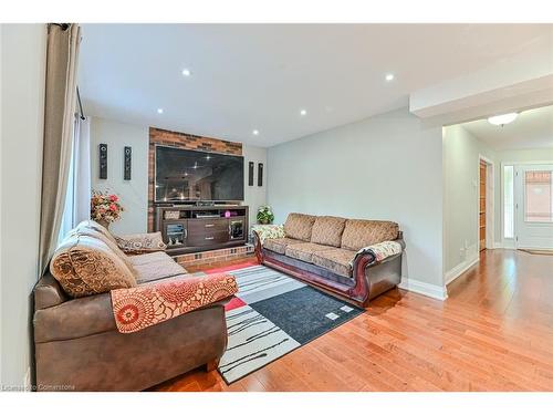 112 Browning Trail, Barrie, ON - Indoor Photo Showing Living Room