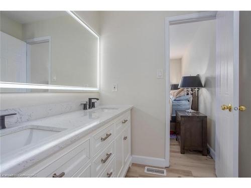 134 Bayne Crescent, Cambridge, ON - Indoor Photo Showing Bathroom