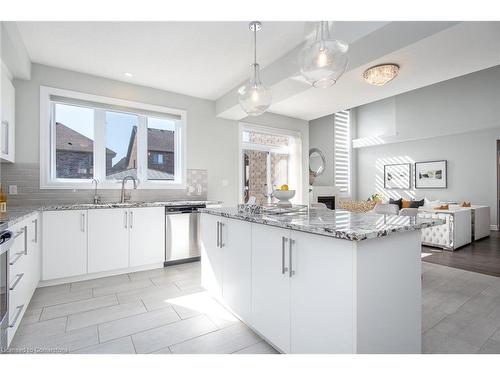 785 Sundrops Court, Waterloo, ON - Indoor Photo Showing Kitchen With Upgraded Kitchen