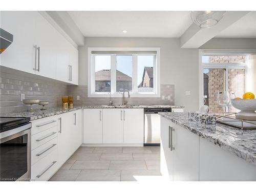 785 Sundrops Court, Waterloo, ON - Indoor Photo Showing Kitchen With Upgraded Kitchen