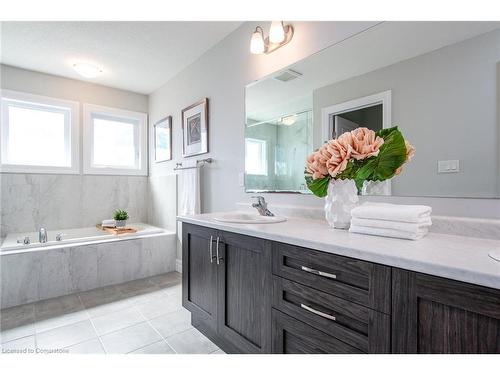 785 Sundrops Court, Waterloo, ON - Indoor Photo Showing Bathroom