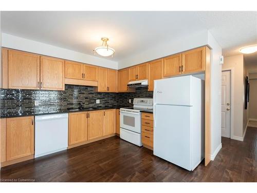 604 Royal Fern Street, Waterloo, ON - Indoor Photo Showing Kitchen