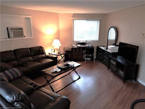 17 Flora Street, Cambridge, ON - Indoor Photo Showing Living Room