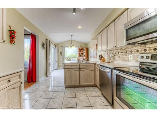 211 Britton Place, Kitchener, ON - Indoor Photo Showing Kitchen