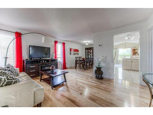 211 Britton Place, Kitchener, ON - Indoor Photo Showing Living Room