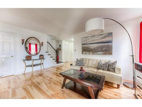 211 Britton Place, Kitchener, ON - Indoor Photo Showing Living Room