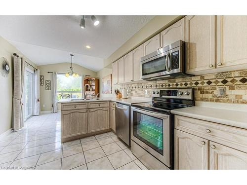 211 Britton Place, Kitchener, ON - Indoor Photo Showing Kitchen