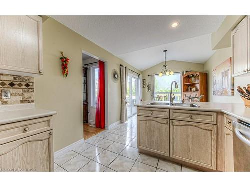 211 Britton Place, Kitchener, ON - Indoor Photo Showing Kitchen