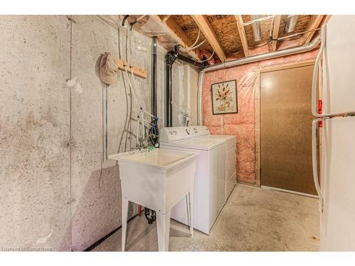 211 Britton Place, Kitchener, ON - Indoor Photo Showing Laundry Room