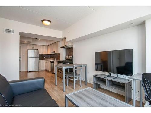 G202-275 Larch Street, Waterloo, ON - Indoor Photo Showing Living Room