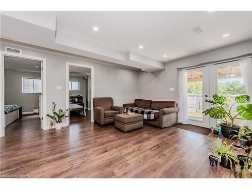 51 Newcastle Court, Kitchener, ON - Indoor Photo Showing Living Room