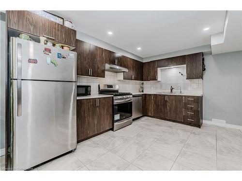 51 Newcastle Court, Kitchener, ON - Indoor Photo Showing Kitchen