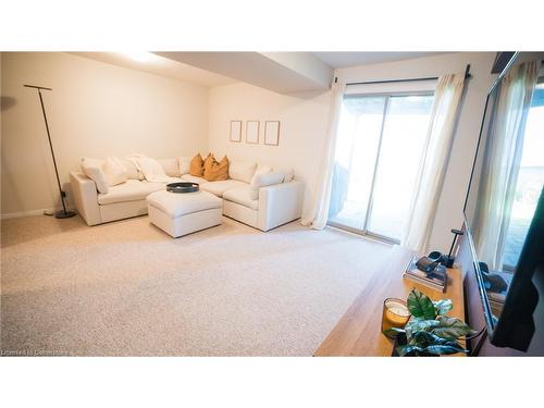 11-264 Blackhorne Drive, Kitchener, ON - Indoor Photo Showing Living Room