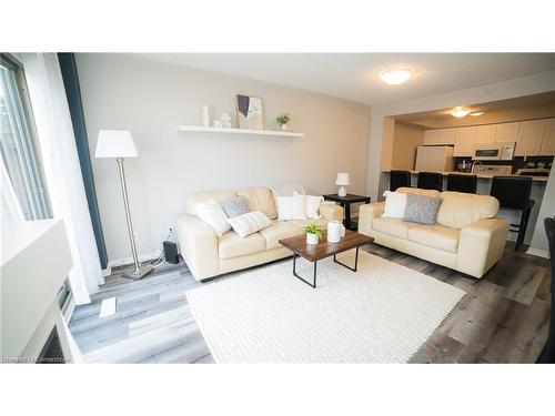 11-264 Blackhorne Drive, Kitchener, ON - Indoor Photo Showing Living Room