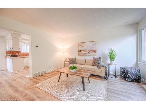 36 The Country Way, Kitchener, ON - Indoor Photo Showing Living Room