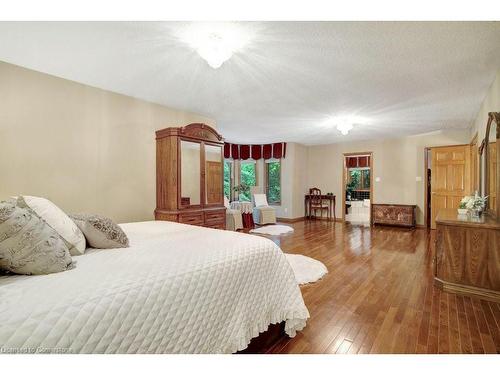 5 Columbo Crt Court, St. George, ON - Indoor Photo Showing Bedroom