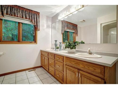 5 Columbo Crt Court, St. George, ON - Indoor Photo Showing Bathroom