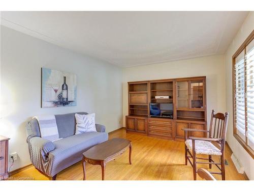 227 Stonybrook Drive, Kitchener, ON - Indoor Photo Showing Living Room