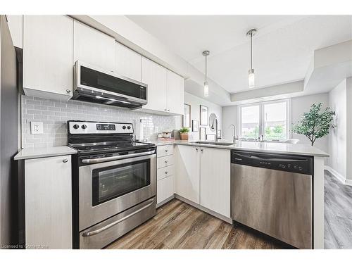 17-350 Fisher Mills Road, Cambridge, ON - Indoor Photo Showing Kitchen With Stainless Steel Kitchen With Upgraded Kitchen