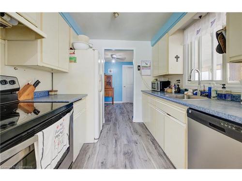 20 Blackwell Drive, Kitchener, ON - Indoor Photo Showing Kitchen