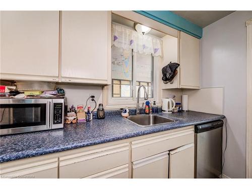 20 Blackwell Drive, Kitchener, ON - Indoor Photo Showing Kitchen