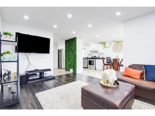 501 Highbrook Court, Kitchener, ON - Indoor Photo Showing Living Room