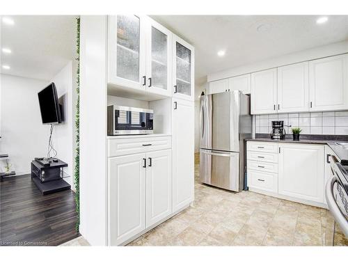 501 Highbrook Court, Kitchener, ON - Indoor Photo Showing Kitchen