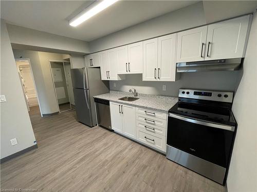 512-593 Strasburg Road, Kitchener, ON - Indoor Photo Showing Kitchen