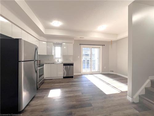 B19-1430 Highland Road W, Kitchener, ON - Indoor Photo Showing Kitchen