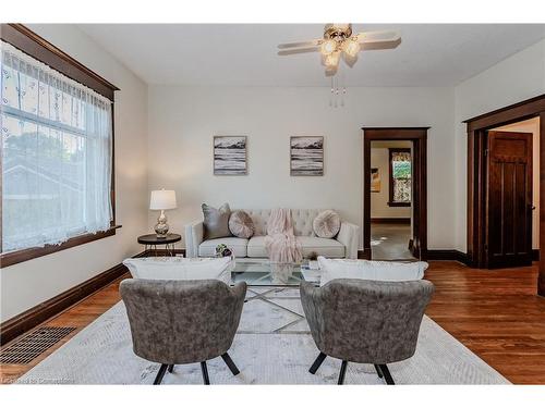 33 Henry Street, Cambridge, ON - Indoor Photo Showing Living Room