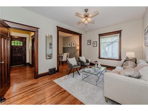 33 Henry Street, Cambridge, ON - Indoor Photo Showing Living Room