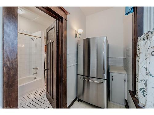 33 Henry Street, Cambridge, ON - Indoor Photo Showing Bathroom