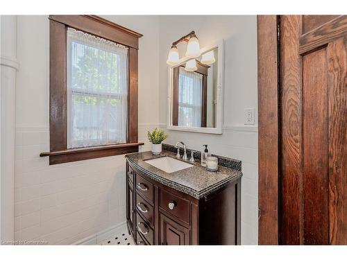 33 Henry Street, Cambridge, ON - Indoor Photo Showing Bathroom