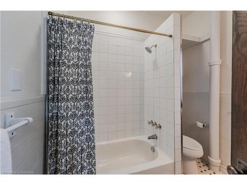 33 Henry Street, Cambridge, ON - Indoor Photo Showing Bathroom