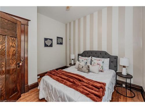 33 Henry Street, Cambridge, ON - Indoor Photo Showing Bedroom