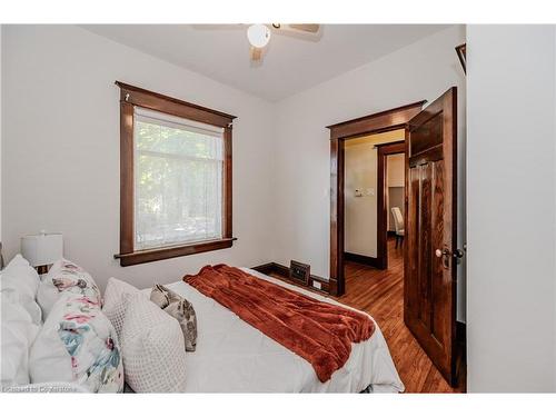 33 Henry Street, Cambridge, ON - Indoor Photo Showing Bedroom