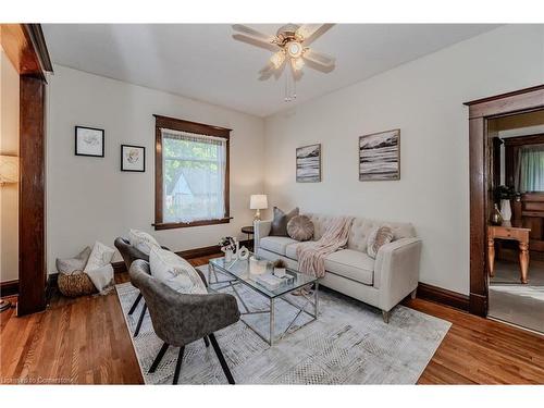 33 Henry Street, Cambridge, ON - Indoor Photo Showing Living Room