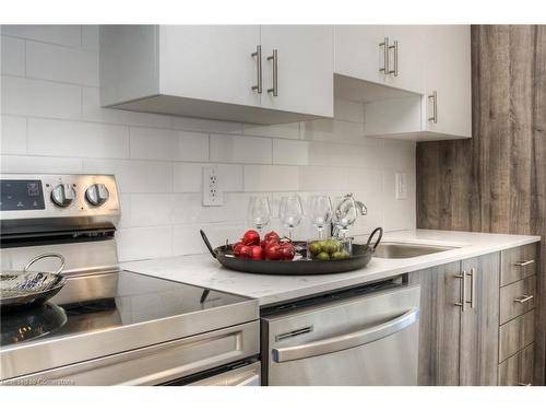 1206-1438 Highland Road, Kitchener, ON - Indoor Photo Showing Kitchen With Upgraded Kitchen