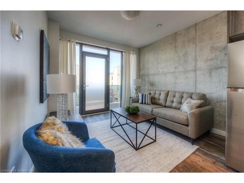 603-1438 Highland Road W, Kitchener, ON - Indoor Photo Showing Living Room